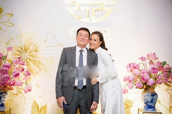 Bố mẹ nữ MC hạnh phúc trong ngày đặc biệt của con gái.
