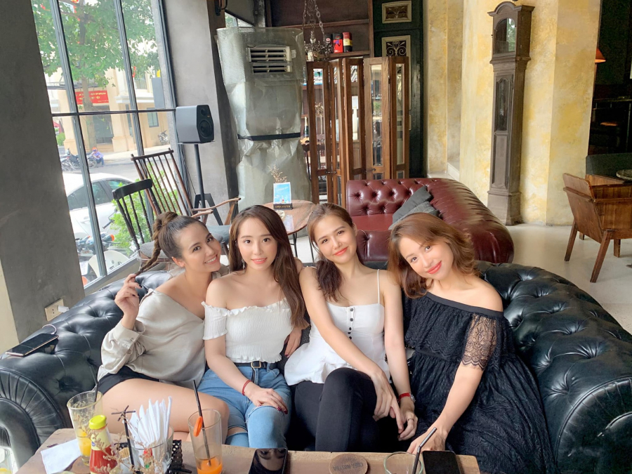 Bốn mỹ nhân đình đám Hà thành hội ngộ chung một khung hình, khoe nhan sắc tươi trẻ tuổi 30.