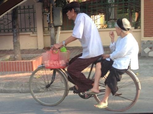 Ông đèo bà đi bán trứng từ chục năm nay khiến ai nấy đều ghen tỵ.