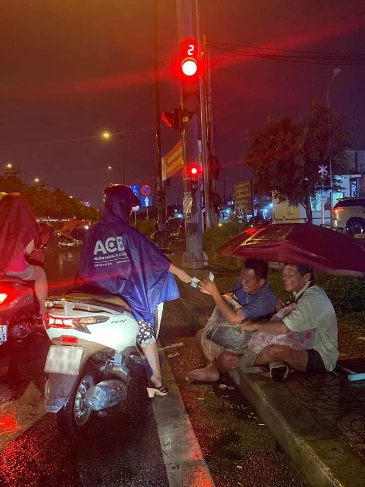Một số người đi đường dừng lại ủng hộ 2 chú.