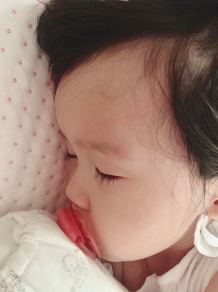 Đã lâu không xuất hiện trên mạng xã hội, Hoa hậu Đặng Thu Thảo vừa trở lại với dòng trạng thái không lấy gì làm vui vẻ. Lý do là con gái Sophie của cô bị bệnh. Đây là lần đầu tiên bé ốm, lại ốm cùng lúc với ba nên Hoa hậu vừa vất vả vừa lo lắng.    
