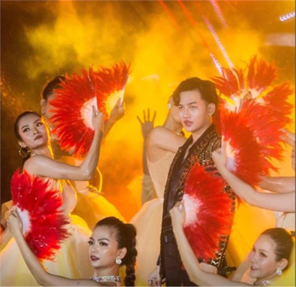 Ali Hoàng Dương bất ngờ xuất hiện với đôi môi 