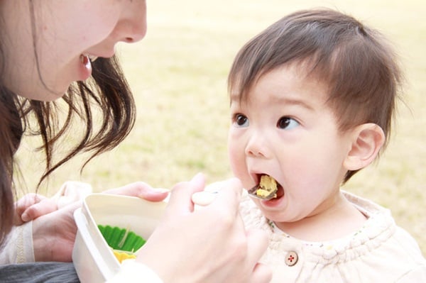 Nên cho bé tự xúc khi ăn
