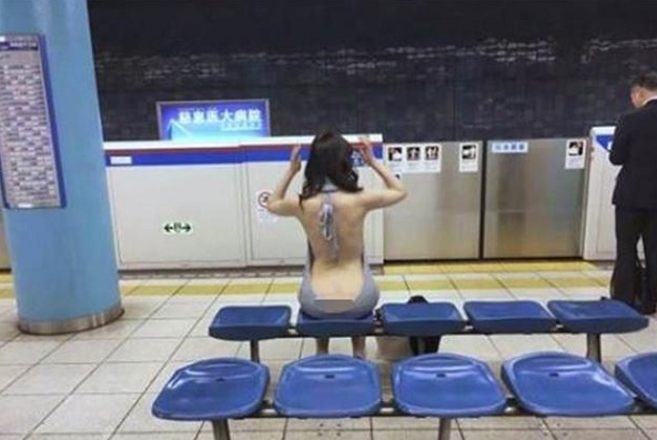 Chiếc váy hở bạo của cô gái.