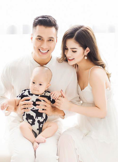 Mới đây, bà xã Việt Anh -  Hương Trần khiến nhiều người hoang mang khi viết lên trang cá nhân thông báo cô chính thức gia nhập hội những bà mẹ đơn thân. 