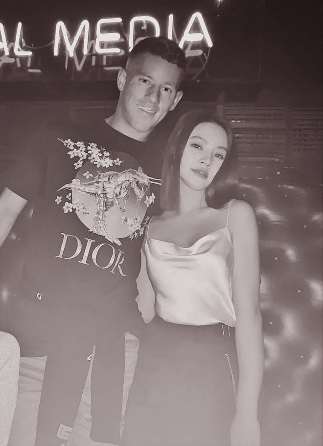 Bức ảnh được cho là “bằng chứng hẹn hò” giữa cầu thủ nổi tiếng Ross Barkley và Hoa hậu Jolie Nguyễn