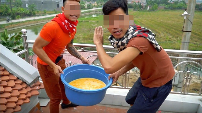 Hai thanh niên đổ trứng vào đầu người phụ nữ.