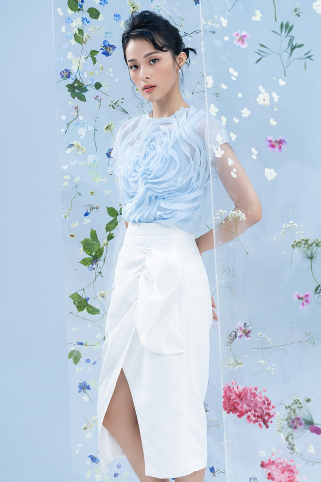 Dịp Valentine 2019, Hạ Vi bất ngờ đăng tải hình ảnh bên cạnh người yêu mới kèm theo chú thích: “Anh không cô đơn, em luôn ở đây bên anh