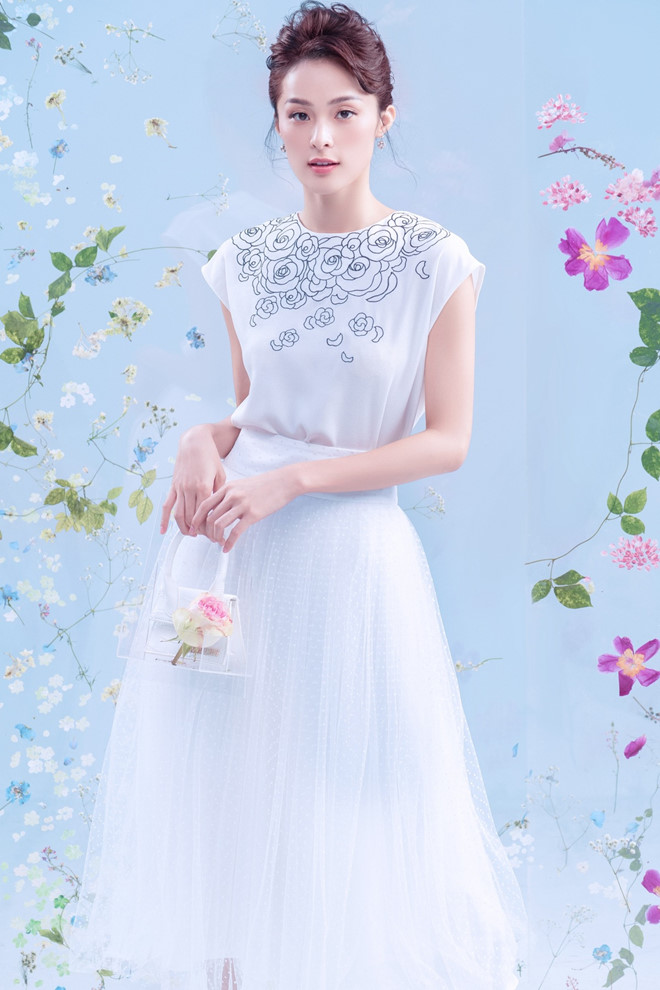 Sau một thời gian dài bị chê kém sắc, Hạ Vi đã trở lại với hình ảnh xinh đẹp vạn người mê như trước đây của mình. Những hình ảnh mới nhất của Hạ Vi khiến công chúng xuyến xao. Cô thu hút bởi vẻ đẹp ngọt ngào, mong manh tựa đóa hồng sau thời gian bị chê gầy gò, thiếu sức sống.  