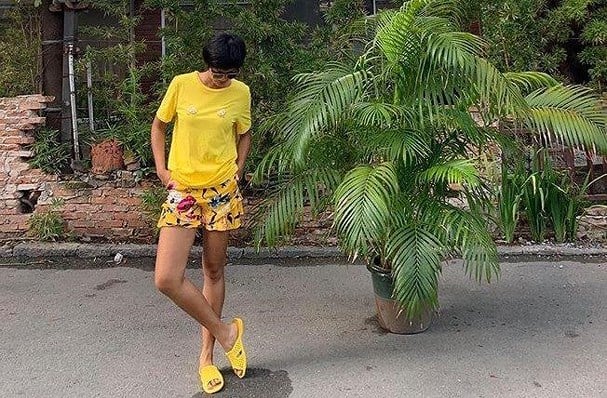 H'Hen Niê có sở thích đặc biệt đi dép tổ ong.  