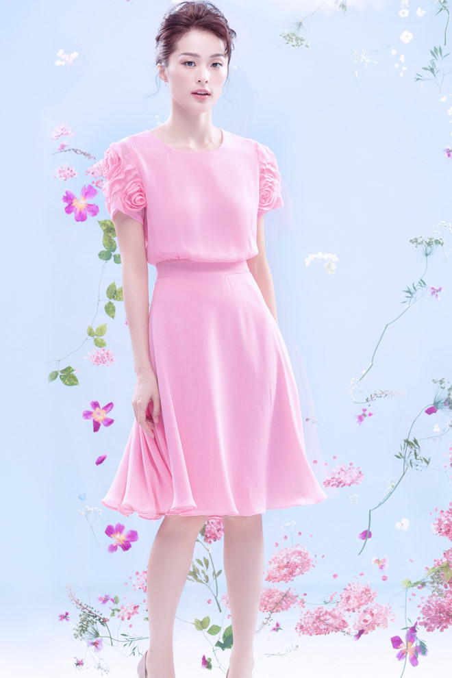 Với thiết kế đầm ren hoa hồng phù hợp nhiều dáng người, nhà thiết kế đã khéo léo biến tấu thiết kế thường ngày trở nên thú vị hơn với chi tiết chiết eo và váy xếp tầng tạo cảm giác bồng bềnh khiến Hạ Vi xinh đẹp đầy nữ tính.