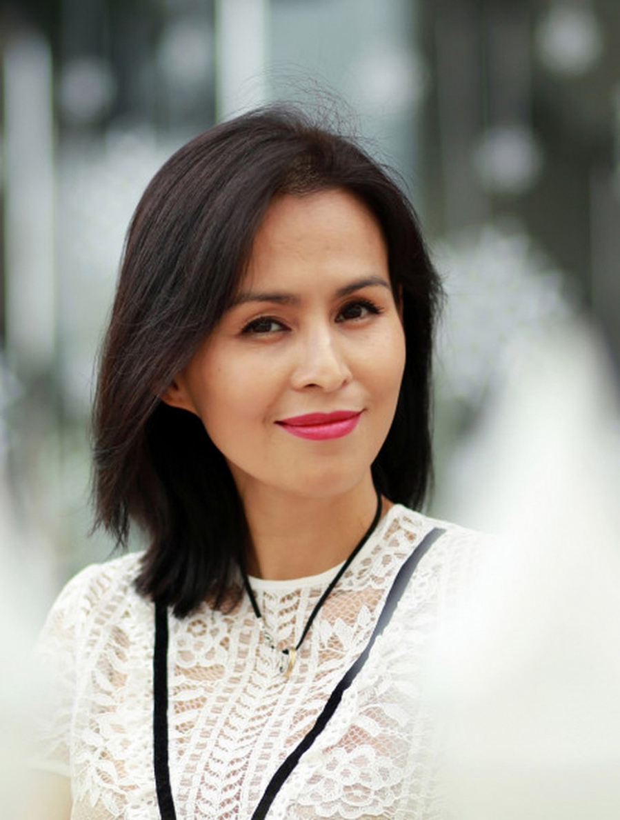 Vợ cũ Huy Khánh tiếp tục đăng đàn chỉ trích H'Hen Niê dù nàng Hoa hậu đã đáp trả khôn ngoan.