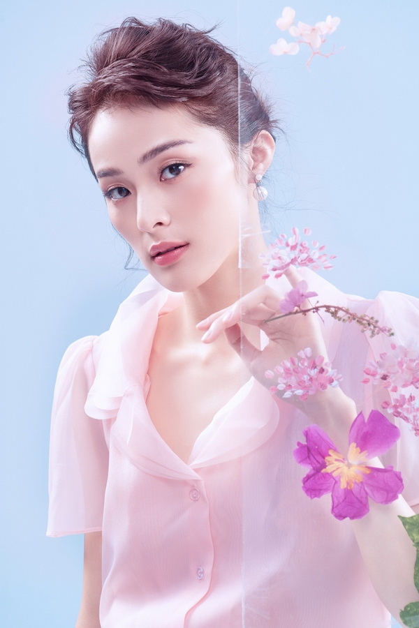 Sau chuyện tình ồn ào với Cường Đô La, diễn viên Hạ Vi ngày càng tỏ ra khá kín tiếng và cũng ít xuất hiện ở showbiz. Cô cũng chỉ lựa chọn sự kiện thân thiết của bạn thân mới góp mặt.