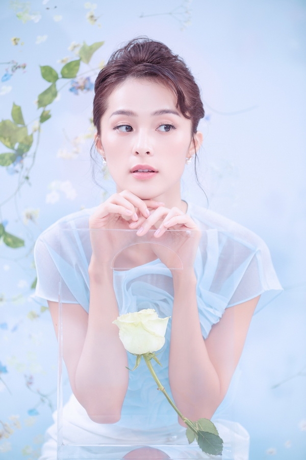 Với kĩ thuật cắt, tạo hình, thêu những cánh hoa đầy tinh tế cùng với kĩ thuật may đã tạo nên những điểm nhấn trên những mẫu thiết kế đơn giản, trang trọng mà vô cùng thanh lịch, tinh tế của Hạ Vi    