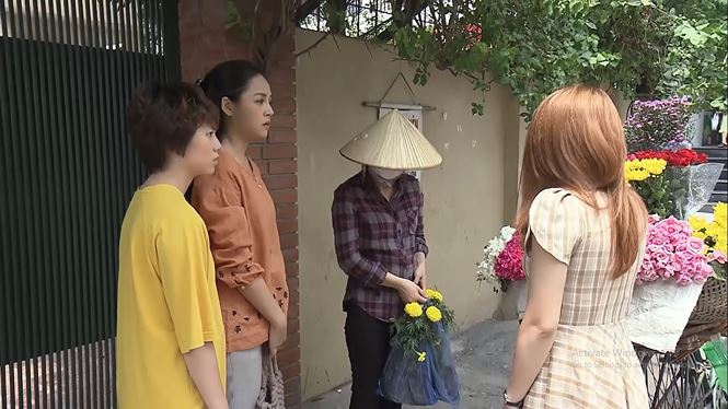 Thư buông lời lẽ xúc phạm cô bán hoa ngay trước cửa nhà