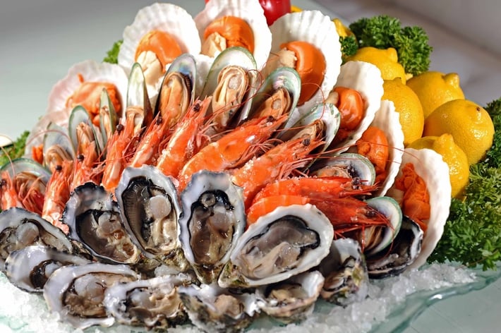 Hải sản dễ ngộ độc khi để qua đêm