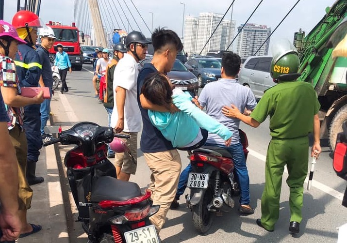 Cô gái được mọi người đưa đi cấp cứu.