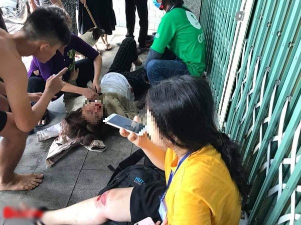 Hai cô gái xảy ra va chạm giao thông vì bị thanh niên trêu đùa.