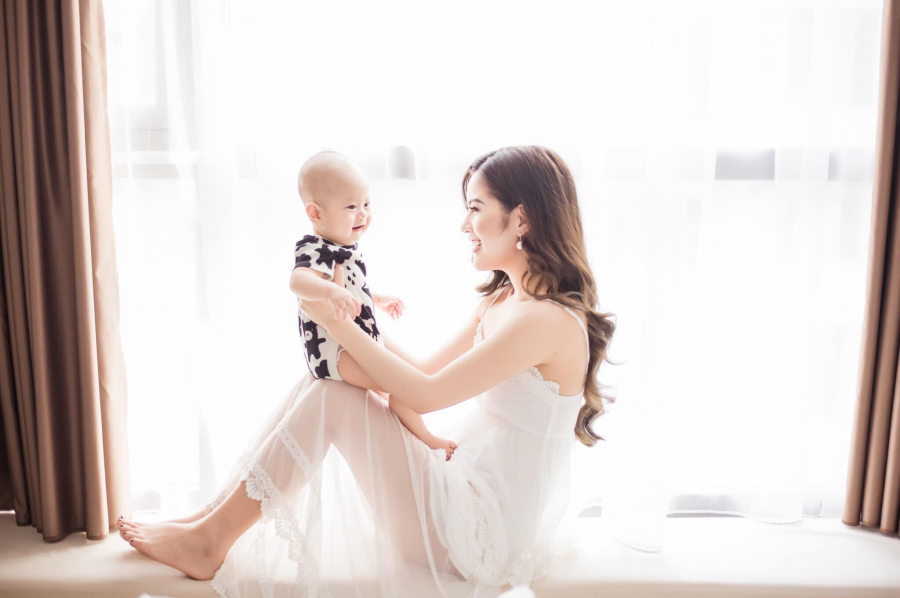 Hình ảnh được Hương Trần đăng tải trên trang cá nhân kèm lời nhắn nhủ tới con trai.