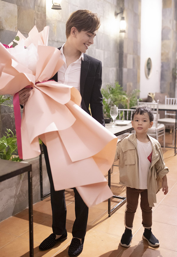 Kin Nguyễn năm nay 25 tuổi, làm kinh doanh. Anh và Thu Thuỷ mới công khai chuyện tình cảm được ít ngày. Bé Henry - con riêng của Thu Thuỷ đã gọi Kin Nguyễn là bố và luôn quấn quýt bên anh như cha ruột.