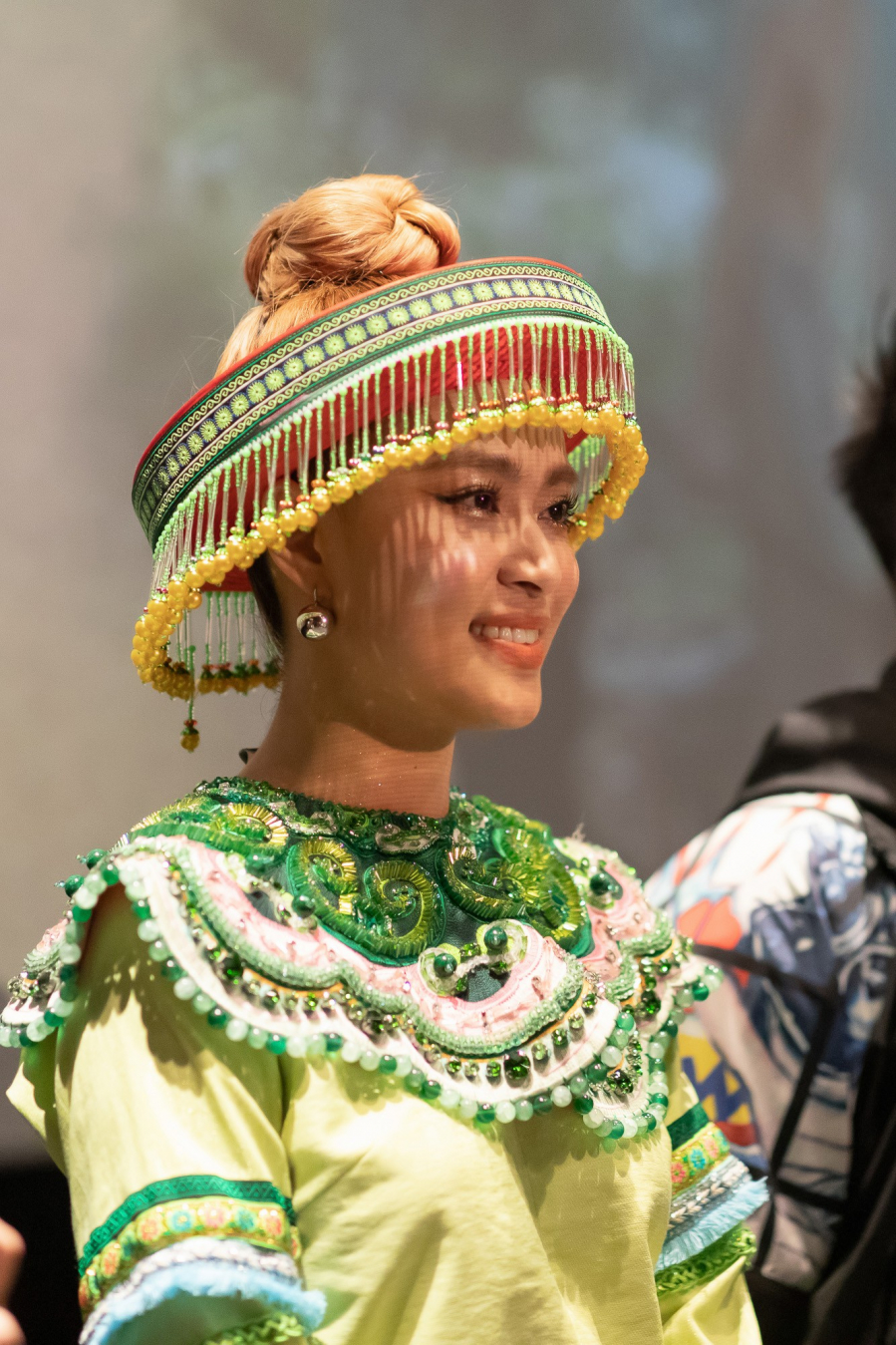 Hoàng Thùy Linh trong trang phục người Mèo vùng Tây Bắc.