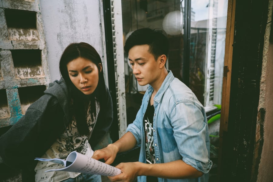 Minh Tú (trái) và Lương Mạnh Hải trên phim trường. Lần đầu tiên anh giữ vai trò đạo diễn phim