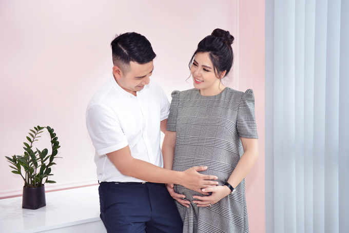 Dù đã vào giai đoạn tháng thứ 8 của thai kỳ, nhưng bản thân nữ ca sĩ vẫn làm việc như bình thường. Ngọc Hiền cho biết khi được làm việc mình yêu thích, cô không hề cảm thấy mệt mỏi, ngược lại còn thấy vui. Ông xã cô - doanh nhân Ngô Đình Nam - thương vợ, sợ cô làm việc quá sức nhưng không cản trở mà luôn ở bên chăm sóc, hỗ trợ cô.