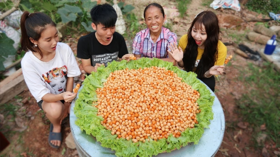 Bà Tân nổi tiếng với những món siêu to, khổng lồ.