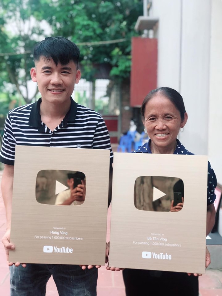 Bà Tân nhận được nút vàng YouTube.