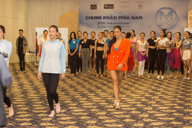 Như Vân đích thân thị phạm và training cho các thí sinh