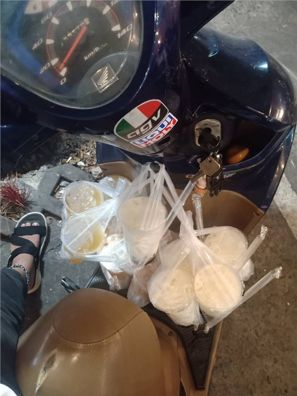 Shipper bị bùng 13 ly trà sữa.