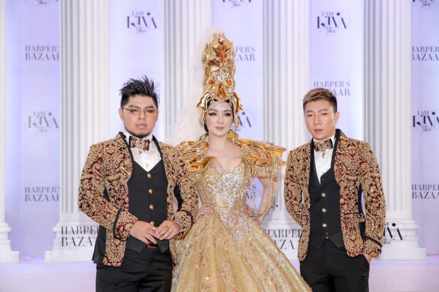 Hoa hậu đền Hùng Giáng My xuất hiện lỗng lẫy trong bộ đầm dạ hội được thiết kế cầu kỳ kết hợp với đó là rất nhiều phụ kiện cồng cềnh đi kèm