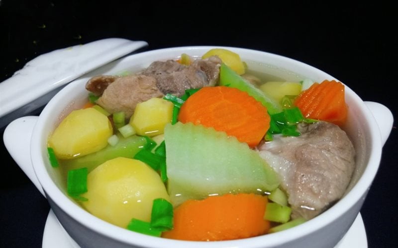 Ăn quá nhiều canh xương khiến bé bị gout