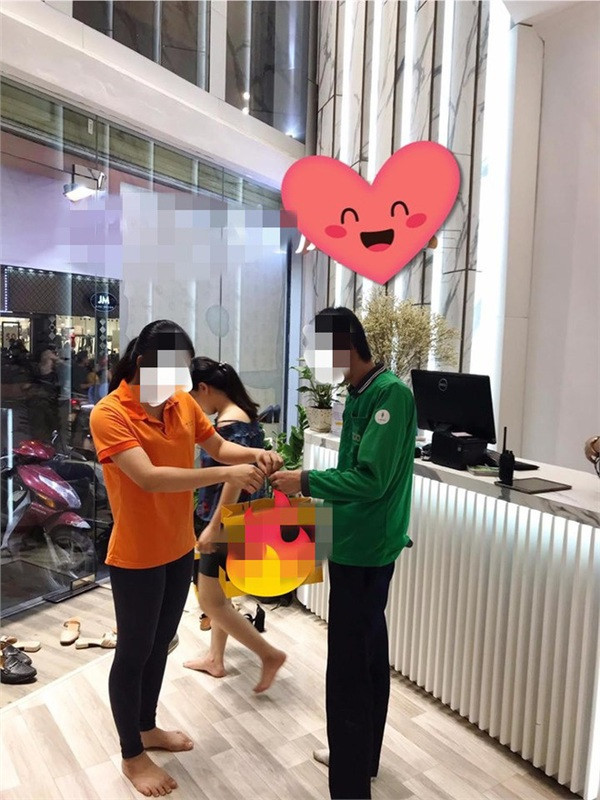 Nhân viên trong cửa hàng đã tặng con gái người tài xế một đôi giày.