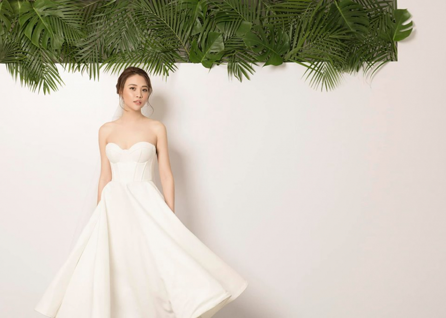 Phần thân trên như corset cúp ngực khoe khéo vòng 1 cùng vai trần quyến rũ