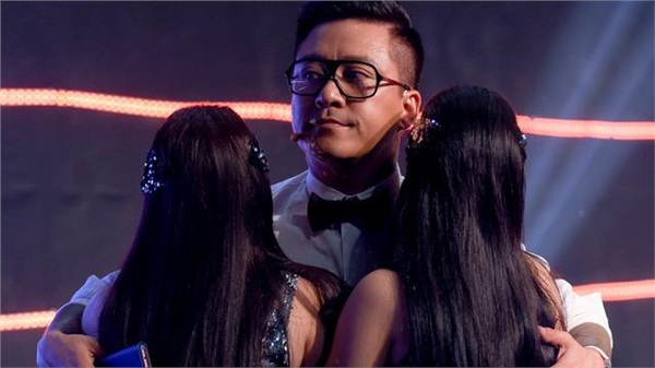 Tuấn Hưng an ủi hai thí sinh phải dừng chân tại Giọng hát Việt 2019