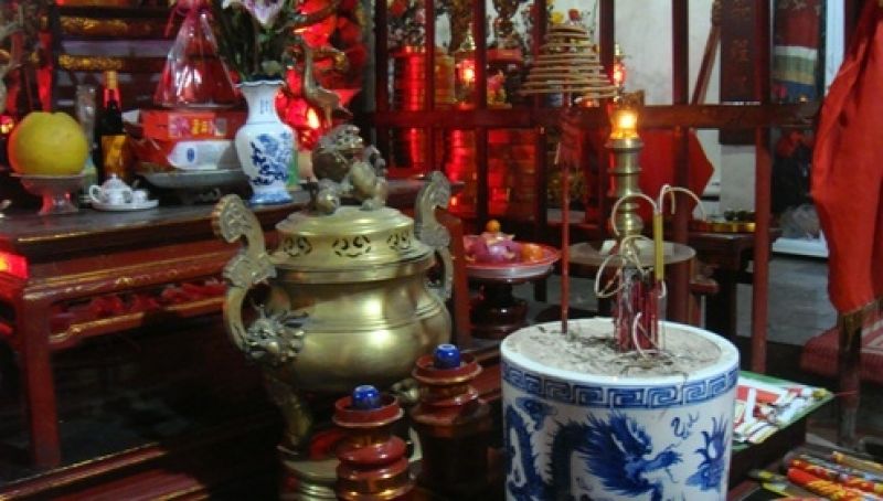 Không đặt cát trong bát hương