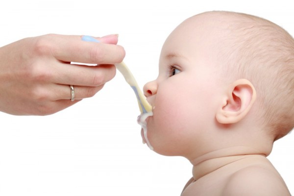 Nên cho trẻ ăn sữa chua đúng thời điểm 