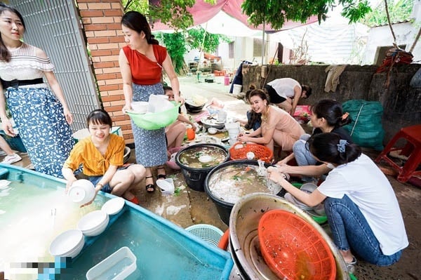 Cô dâu vui vẻ vì được bạn thân giúp rửa bát.