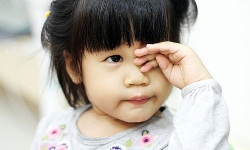 Trẻ hay dụi mắt thì cần cho con đi khám
