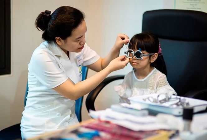 Khi bé thường xuyên chảy nước mắt thì nên cho trẻ đi khám
