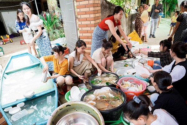 Những hình ảnh được cho là cô dâu rửa bát cùng bạn bè sau tiệc cưới.