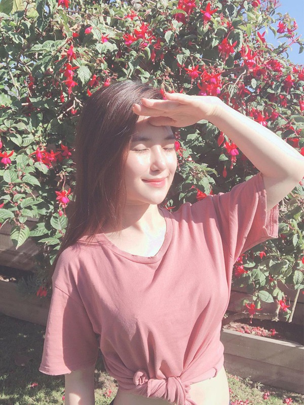Cuối tháng 5/2019, Hương Tràm chính thức tạm ngưng ca hát tại Việt Nam 2 năm để sang Mỹ tập trung học tập, hoàn thành ước mơ từ ngày còn bé.