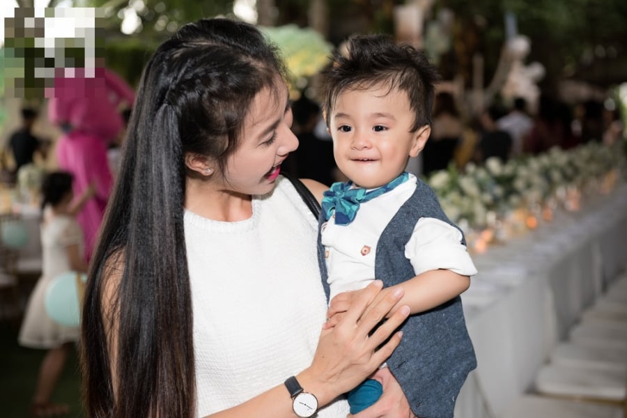 Nanda được mẹ chọn cho bộ Shbet999 com đăng nhập hết sức bảnh bao: sơ mi trắng, áo gile và mang cả nơ tông xuyệt tông với quần.