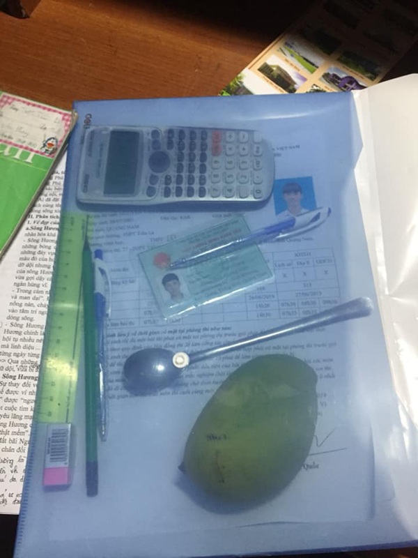 Một số người còn mang theo cả quả xoài để cầu may.