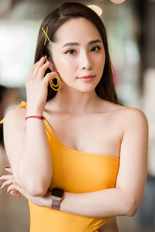 Được biết, nhân vật Nhã (do Quỳnh Nga diễn xuất) sắp xuất hiện trong phim “Về nhà đi con” và trở thành người thứ ba chen vào cuộc hôn nhân giữa Vũ (Quốc Trường) và Thư (Bảo Thanh). Ngay lập tức trên mạng xã hội, nhiều người hâm mộ đã tìm kiếm những hình ảnh gợi cảm của cặp tình địch mới này để đặt lên bàn cân so sánh.