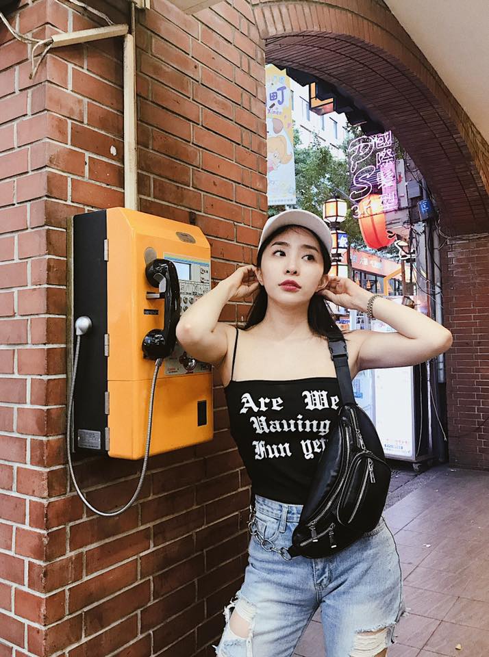 Trước khi buớc chân vào làng giải trí Việt, Quỳnh Nga từng tham gia cuộc thi Miss Audition và giành được giải nhất cuộc thi. Ở giai đoạn đỉnh cao của sự nghiệp cô được biết đến với vai trò là một nữ ca sĩ, diễn viên truyền hình kiêm người dẫn chương trình. Ngoài ra Quỳnh Nga còn từng là thành viên của ban nhạc “Đô Rê Mi”. Biệt danh 