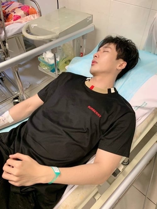 Tuấn Trần xuất hiện với vẻ ngoài bảnh bao, vui vẻ chụp hình cùng mọi người. Khi buổi giới thiệu phim đang diễn ra, khách mời đang xem phim thì Tuấn Trần phải vào hậu trường vì sức khỏe có vấn đề. Anh được nhiều người chăm sóc, cho uống thuốc để có thể gắng gượng bước vào phần giao lưu. Nào ngờ, huyết áp, canxi tụt nhanh nên nam diễn viên trẻ ngất xỉu tại chỗ, lập tức được đưa đi cấp cứu.    