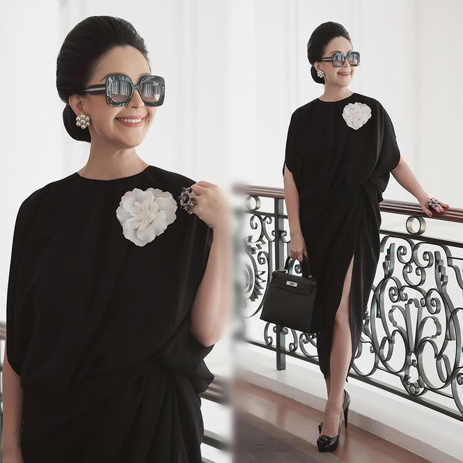 Diễm My diện chân váy thiết kế bất đối xứng với chiếc áo dáng rộng mang lại vẻ ngoài hiện đại, lạ mắt. Bộ cánh được điểm xuyết thêm bằng bông hoa màu trắng trước ngực tạo nên sự tương phản.