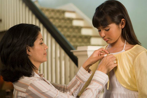 Nên để mẹ thay quần áo cho con gái